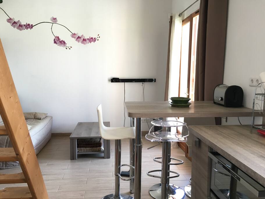Vue du salon depuis la cuisine