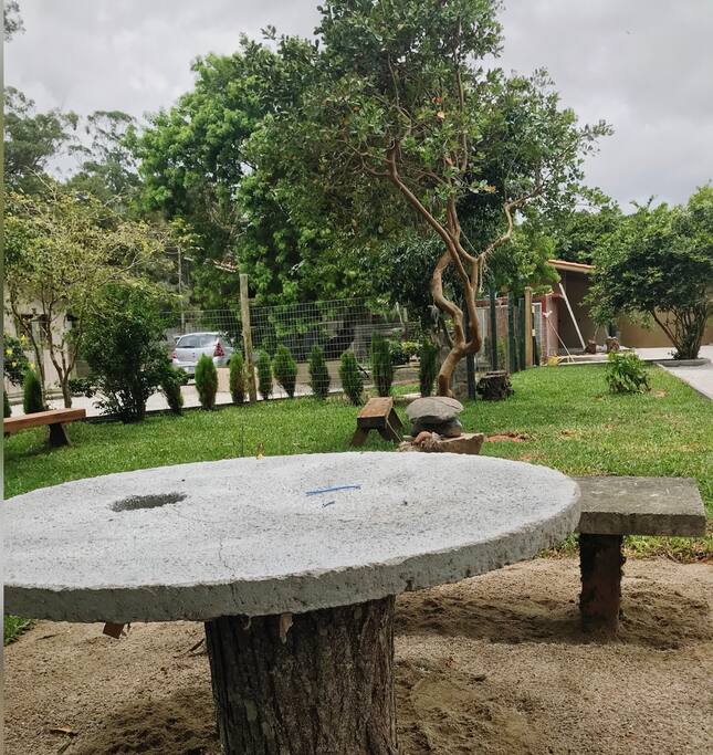 desfrute de uma sobra das arvores, aos sons dos pássaros(todos na natureza), não é difícil de ver e ouvir os papagaios, tem gavião também.