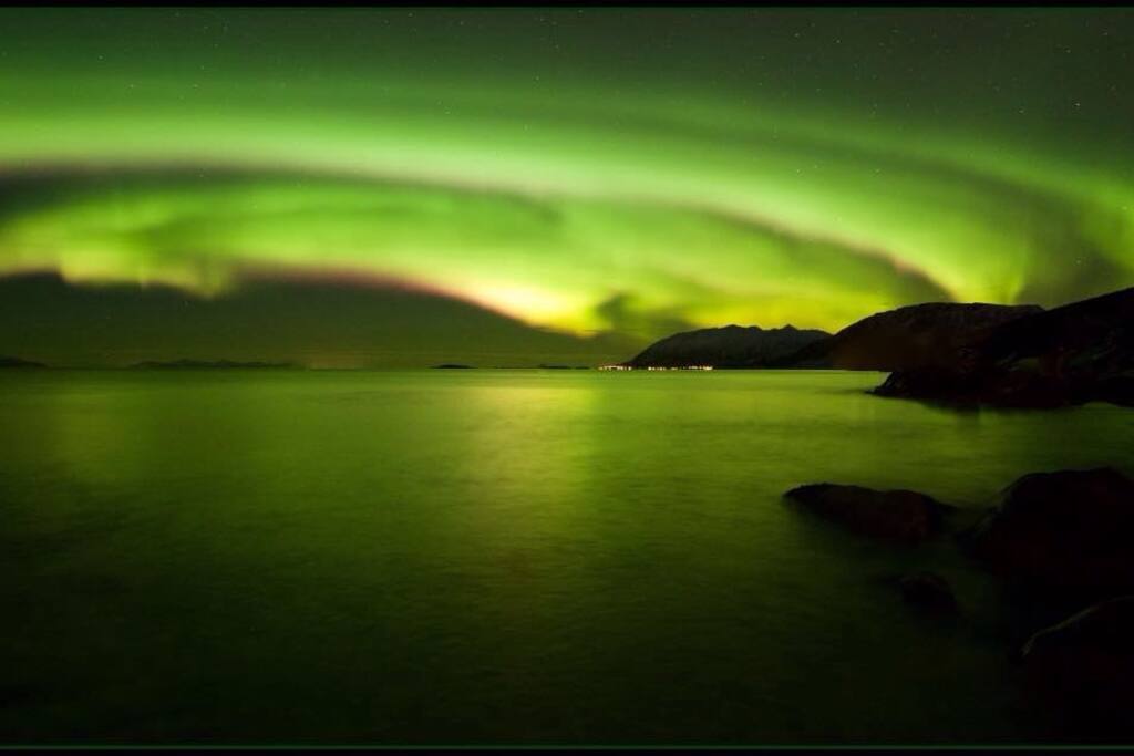 Utsikt over Kvæfjorden med nordlyshimmel.