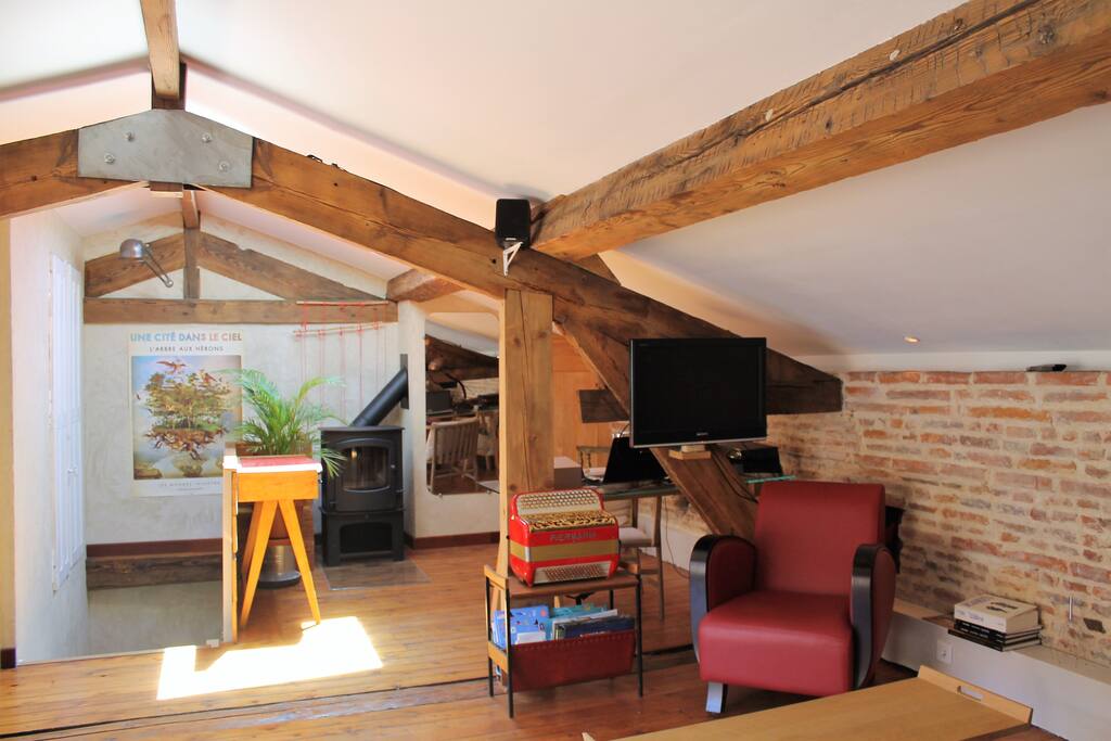 Salon avec coin bureau
