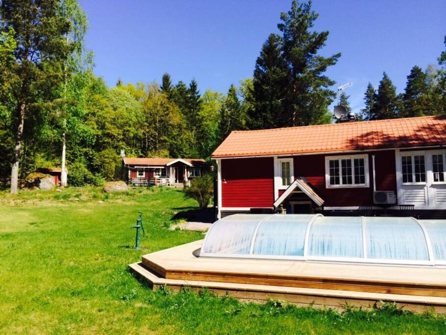 Hus och gästhus. 4000 kvm tomt är det totalt. Inga hus som syns från tomten men Roxenbaden är en liten ort med stora tomter och fina hus så det är inte öde.