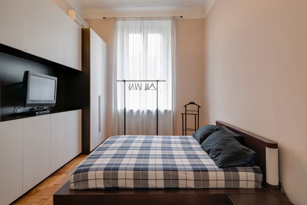 Bedroom and hangers at your disposal. Air conditioning in the room