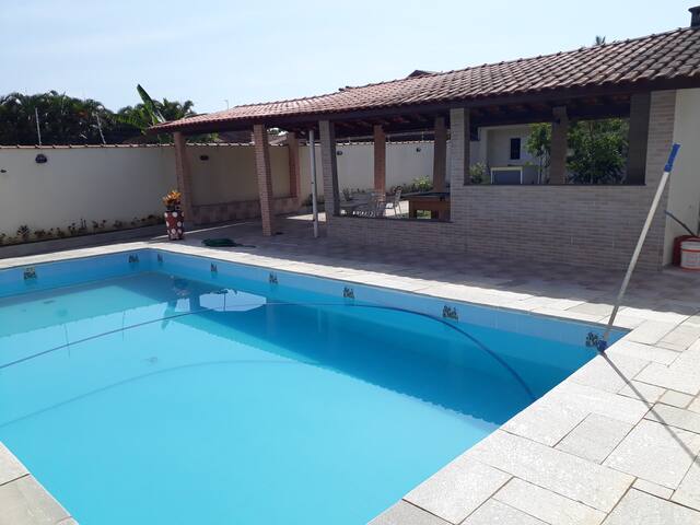 Casa Guarujá com piscina e churrasqueira  .