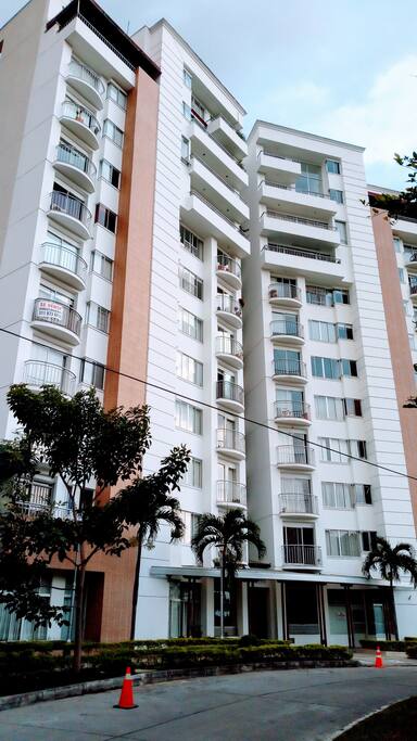 Edificio en sector residencial cerca a centros comerciales, bares, restaurantes, clínicas.