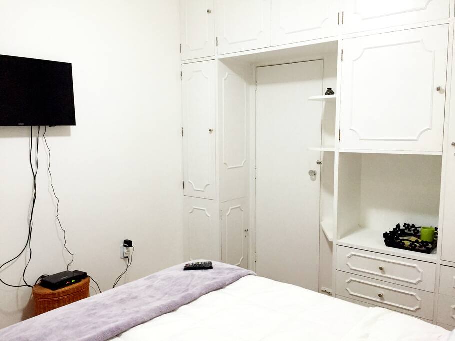 TELEVISÃO, NET, WI-FI, ARMÁRIOS E VENTILADOR DE TETO