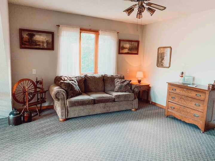 Ლოფტი. ეს საცხოვრებელი იდეალური ადგილია დეკომპრესირებისთვის. Ის გადაჰყურებს ძირითად საცხოვრებელ სივრცეს და დიდი წინა ფანჯრებიდან ლამაზი ხედი იშლება. Საძინებლის კომფორტული დივანი, ასევე, დამატებით ძილის საშუალებას გაძლევთ! 