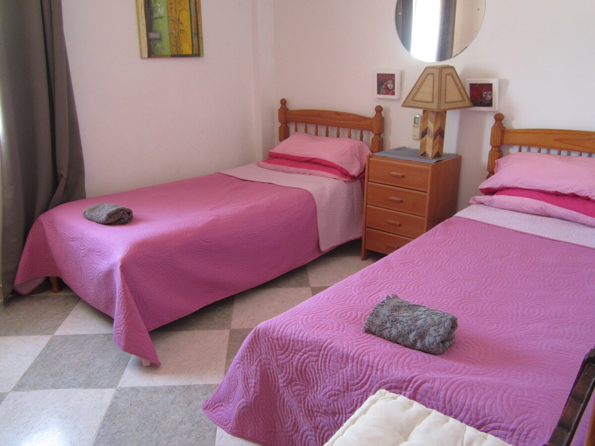 una vista del segundo dormitorio