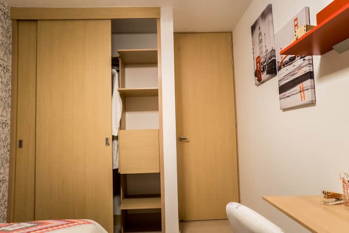 çdo dhomë ka dollapin e vet dhe robdeshambrat janë aty