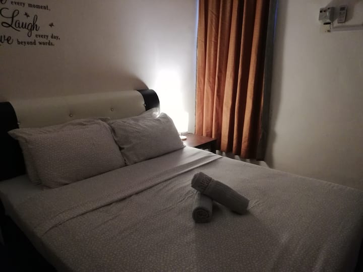 152 × 203 სმ ზომის საწოლი მე-2 საძინებელში 