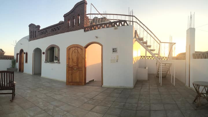 Casa Blanca, Luxor, with big roof top terrace