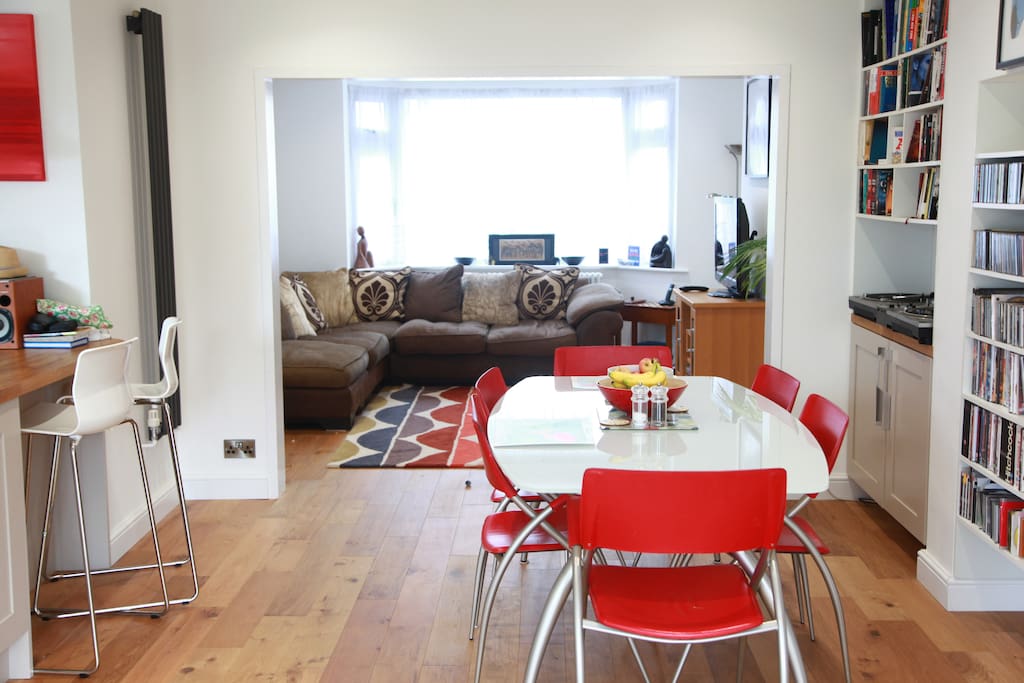 LOUNGE/DINING ROOM