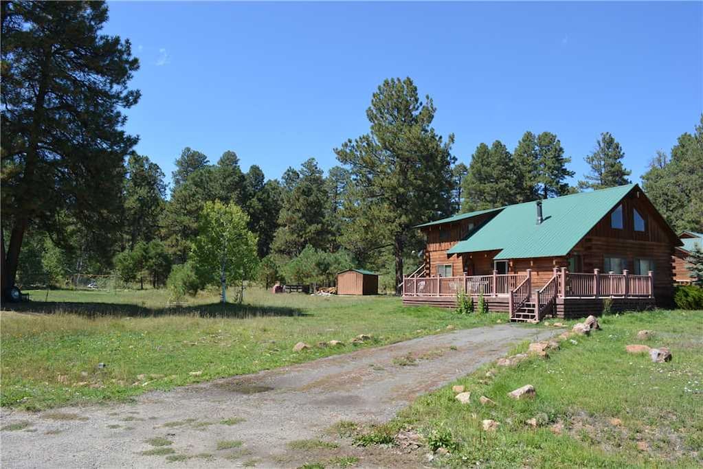 Building,Cottage,Cabin,Shelter,Dirt Road