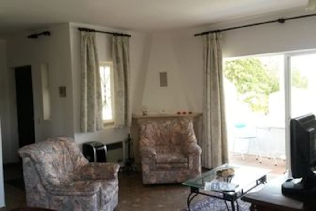 Wohnzimmer mit Kamin und Balkon
