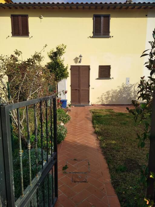 questo é l'esterno della casa col piccolo giardino
