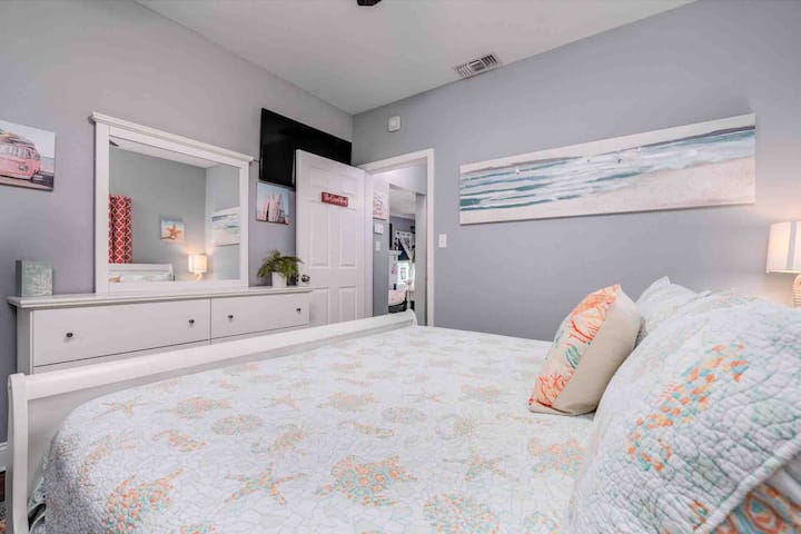 Jitumbukize katika eneo la usafi na mtindo, huku kila kitu kikizingatiwa ili kuboresha starehe yako. Sisi ni huru na tofauti na nyumba nyingine tunajumuisha zote! Unaweza kujitokeza ukiwa na vyakula na vinywaji unavyopenda na upumzike, mara moja! 