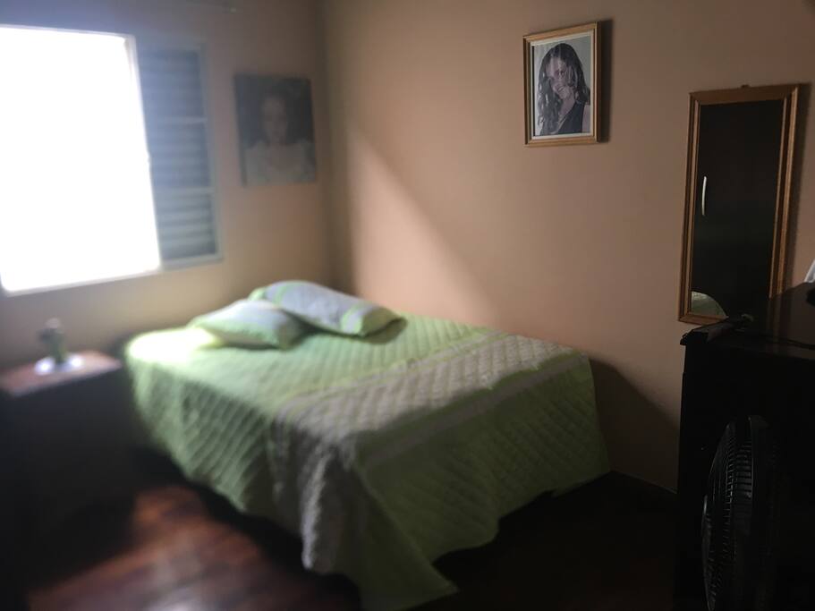 Quarto de casal, TV de plasma, ventilador, banheiro social, Wi-Fi, cozinha compartilhada.