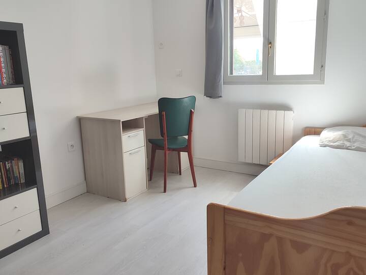 يمكن أن تستوعب غرفة النوم التي تحتوي على سرير مفرد مرتبة أرضية أو سريرًا مسطحًا. 