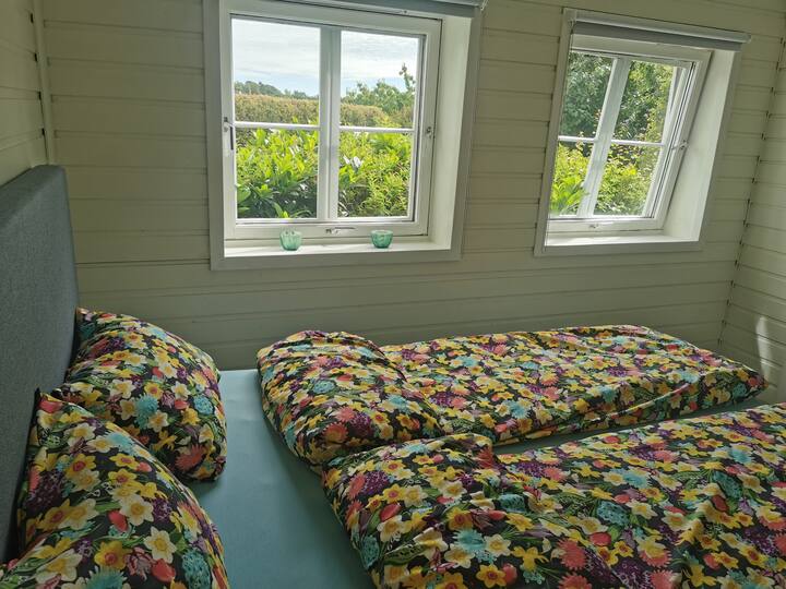 2 dritare në dhomën e gjumit. 