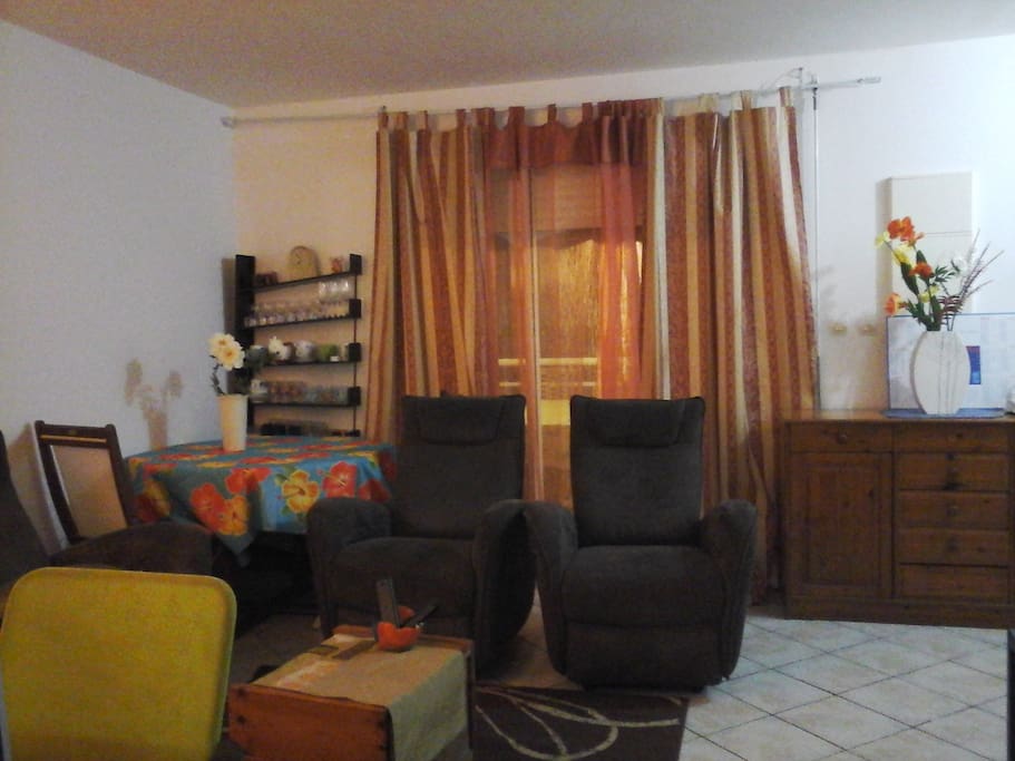 Le séjour, confortable. Equipé coin bureau. Tv Ecran plat. Wifi.