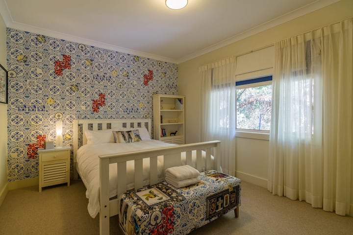 6º dormitorio queen con papel tapiz y telas Christian Lacroix
