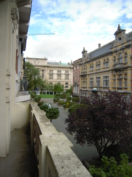 Within walking distance from the Royal Museum of Fine Arts