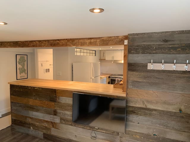 Modern, Private Studio - 3 Blocks to Light Rail