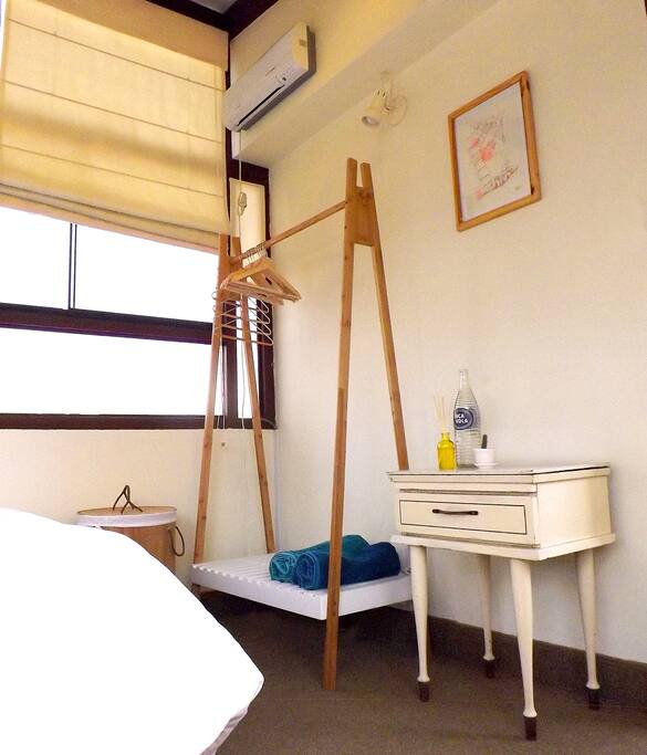 Linda habitación estudio, grandes ventanas dan la bienvenida a la bella luz natural y gran vista.