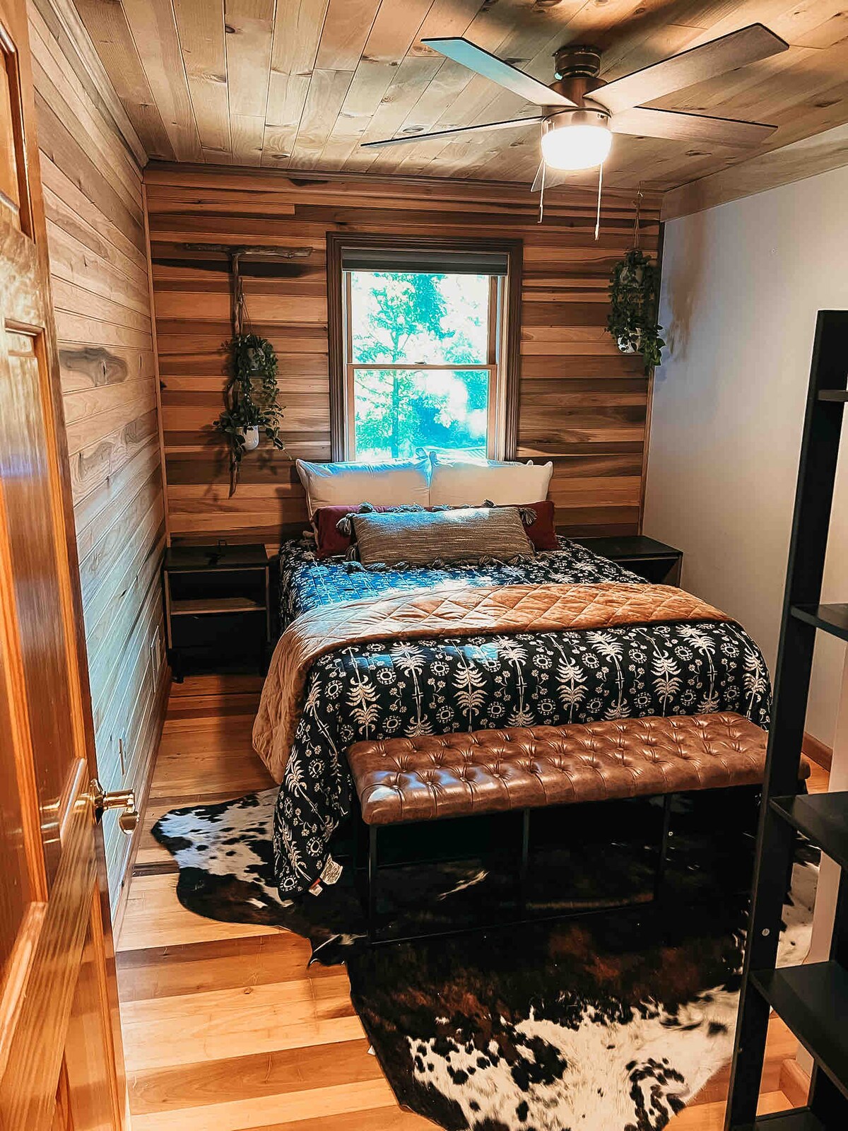 Spavaća soba na katu br. 2 s BRAČNIM krevetom.