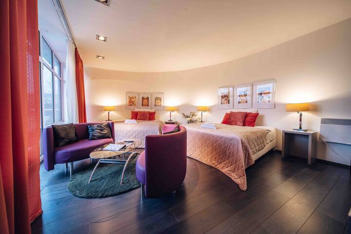 Cozy family suite with billiard sauna hot tube gallery image 4