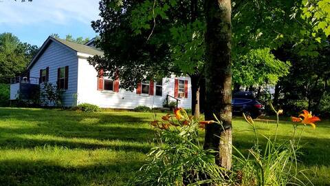 Quaint Kennebunkport Cottage 1 Mile from Beach