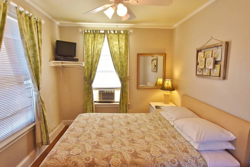 Pokój 7- Drugie piętro/Współdzielona łazienka/ Średnie łóżko-maksymalne obłożenie 2/Klimatyzacja/Telewizja z płaskim ekranem/Wentylator sufitowy/Lodówka/Wi-Fi