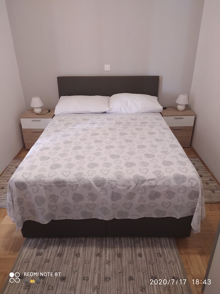 อพาร์ทเมนท์ชั้นล่าง: 
ทีวีเครื่องปรับอากาศระเบียงส่วนตัวที่จอดรถส่วนตัวห้องน้ำห้องนอนห้องครัวโต๊ะรับประทานอาหารด้านนอกและด้านในเครื่องซักผ้าเตาไฟฟ้าดิจิตอล Wi-Fi และระยะชายหาด 200 เมตร 
เหมาะสำหรับ: 4 +1
Instagram: apartmentsmilla ยินดี
ต้อนรับ!