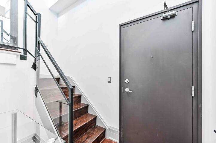 Penthouse Loft – CN Tower/Lake View gallery image 2