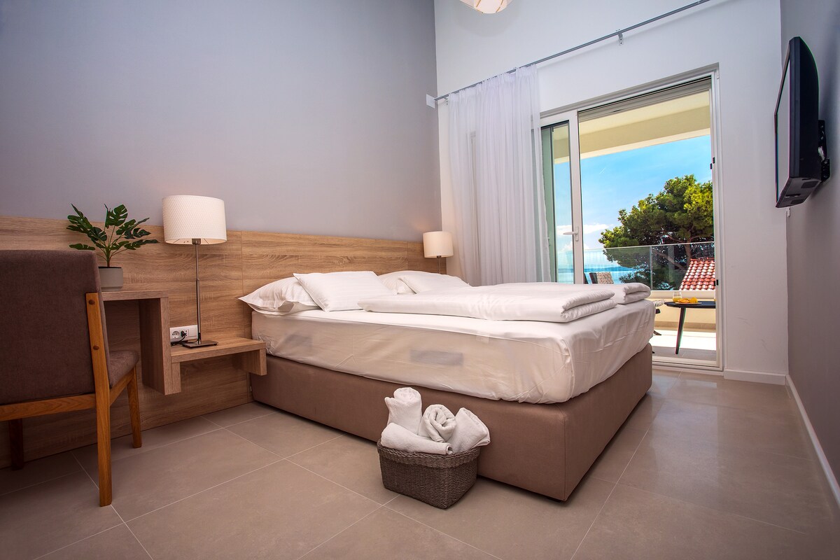 Dormitorio 4 con cama matrimonial con baño privado y salida a la terraza 2 pisos