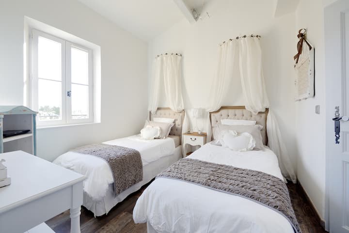 Აყვავებული მეორე საძინებელი იტევს ოჯახის წევრებს ან მეგობრებს.