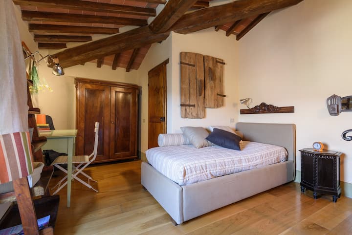 VAŽNO: krevet je krevet za jednu osobu; možete izvlačiti drugi krevet koji se može postaviti pored stepenica ili postaviti odvojeno. 
Imajte na umu da postoji krevet za jednu osobu; moguće je dodati i sekundu