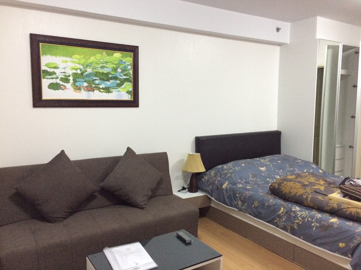 مساحة معيشة وسرير