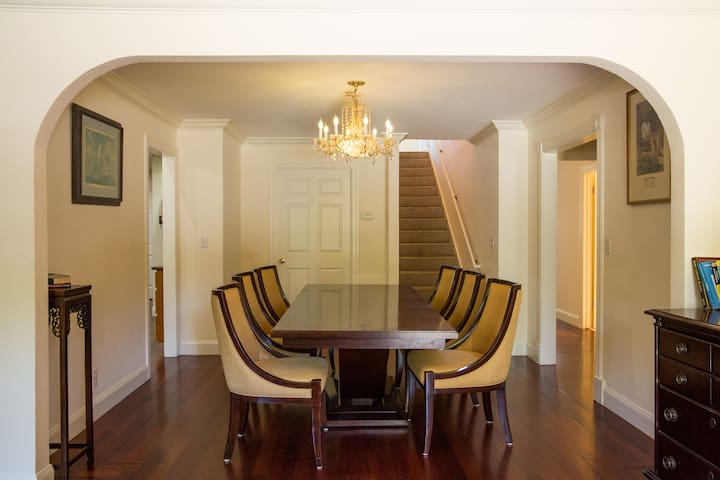 Clean & Spacious, 4 Bed/3bath, Burlingame