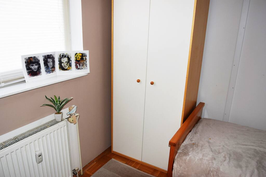 Private room 1 closet