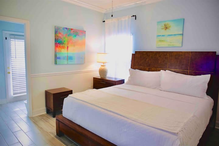 بدلة سرير بحجم كبير ثانٍ مع حمام يؤدي إلى حمام السباحة. 