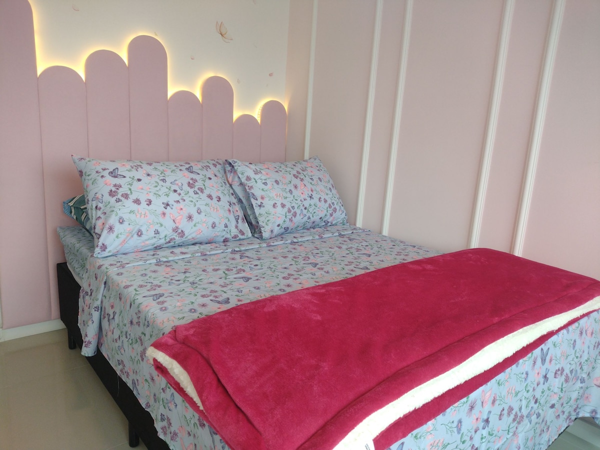 Дупли кревет, со поглед на море, со сплит.