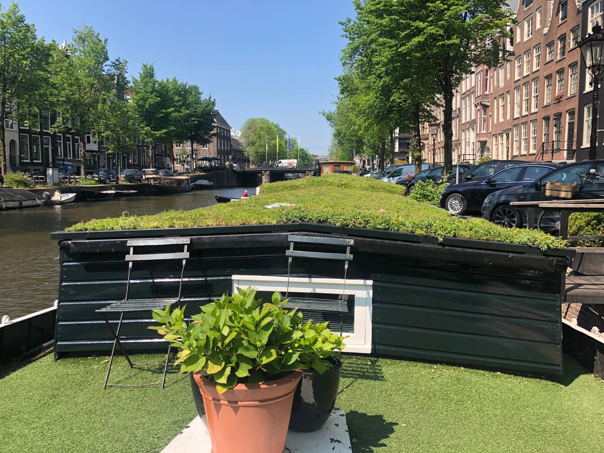 10-stunning-houseboats-airbnbs-on-amsterdam-canals-itsallbee-solo