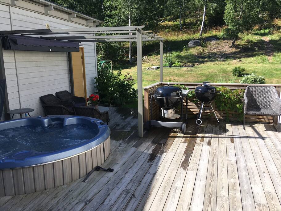 Jacuzzi och två grillar