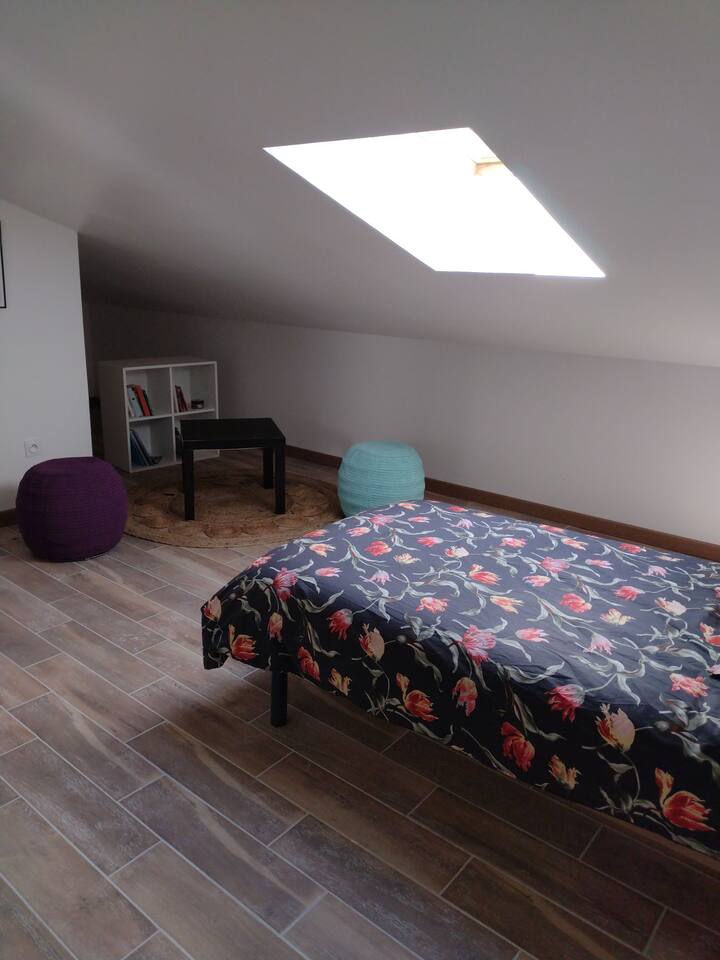 ห้องนอน 4 ชั้นบนมีเตียงเดี่ยว 2 เตียง