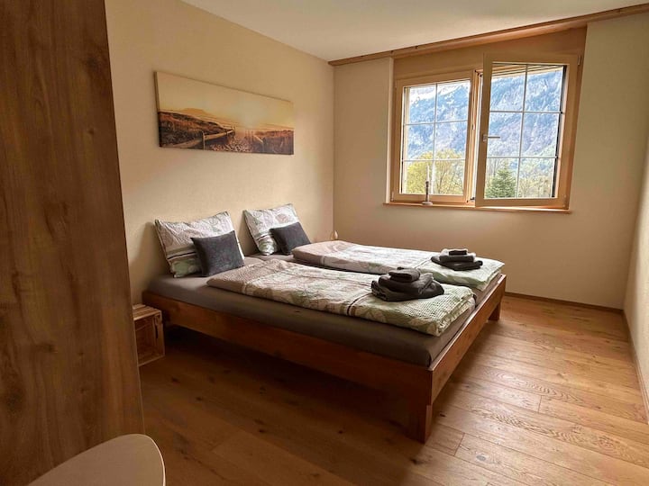 Dvojposteľ z masívneho duba s kvalitnými posteľnými doplnkami