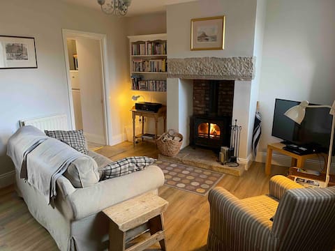 Successful Airbnb property: Lovely Georgian Cottage, Alnwick, with log burner. in Northumberland
