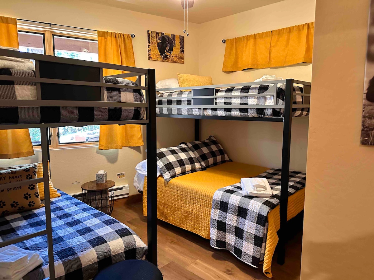 Chumba cha ghorofa cha kupendeza chenye vitanda pacha 3 na kitanda 1 cha ukubwa kamili