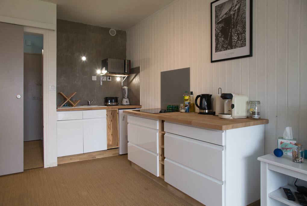 Cuisine aménagée et équipée (bouilloire, cafetière à dosettes tassimo, grille-pain, blender, plaques 2 foyers, micro-ondes multifonctions).