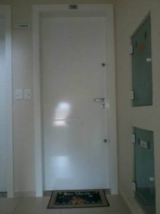 Nossa porta de entrada do apartamento
