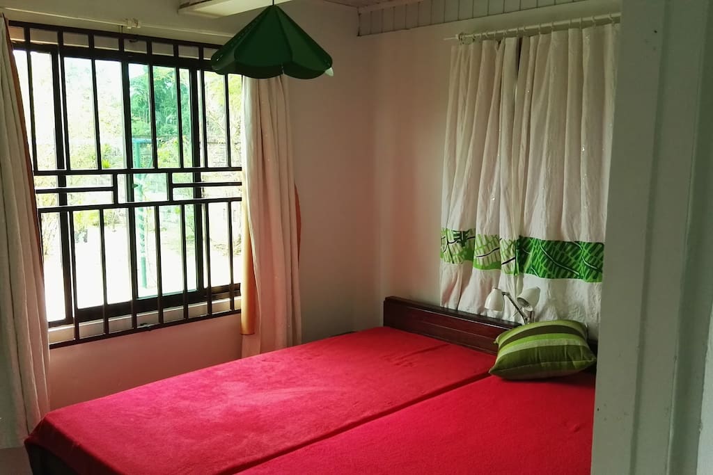 appartement één van de twee identieke slaapkamers